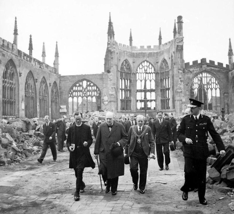 Churchill at Coventry cathedral ruins © Wikipedia