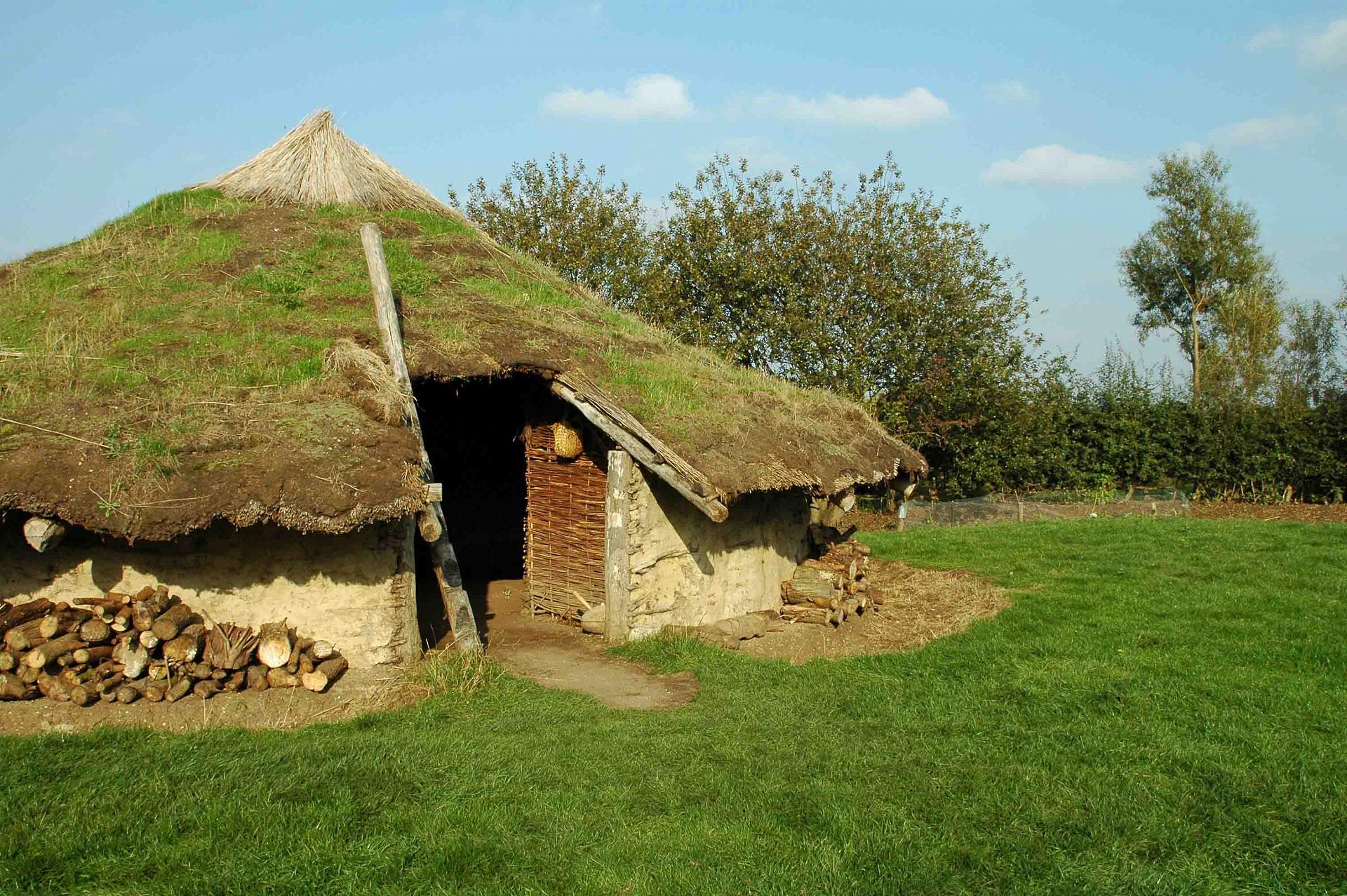 Reconstruction of a Bronze Age hut © Francis Pryor