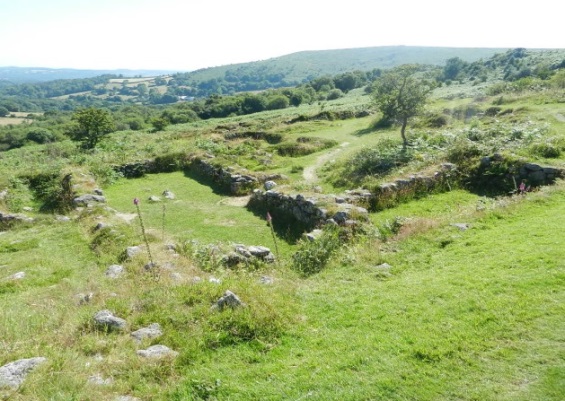 Earthworks and stone remains of longhouses © Pat Wilson 