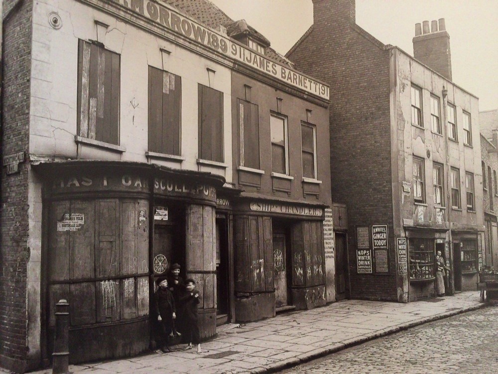 Three Colt Street in 1900 © wikimedia cc